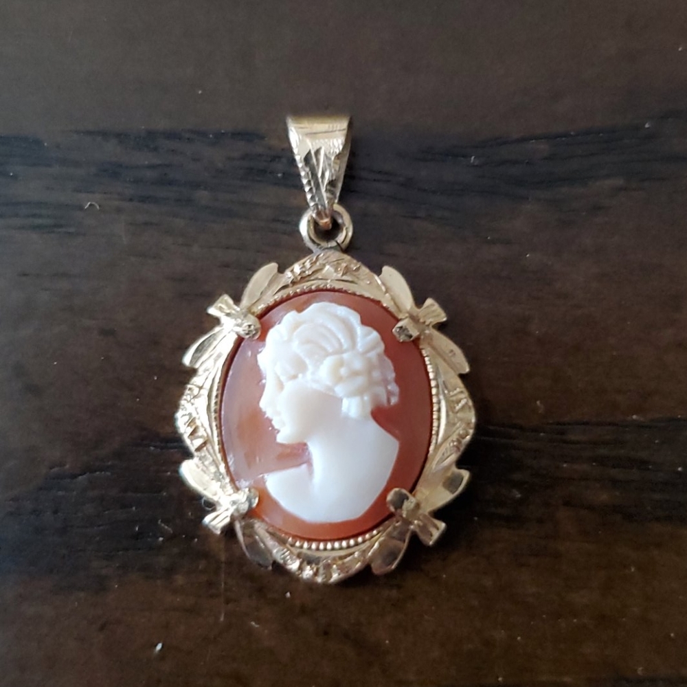 14k Gold Cameo Pendant